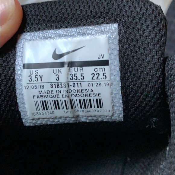 Nike black mesh kid running shoe - Picture 8 of 10